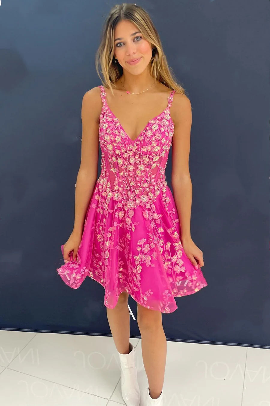 Vestido de fiesta corto con escote en V, espalda descubierta y encaje floral